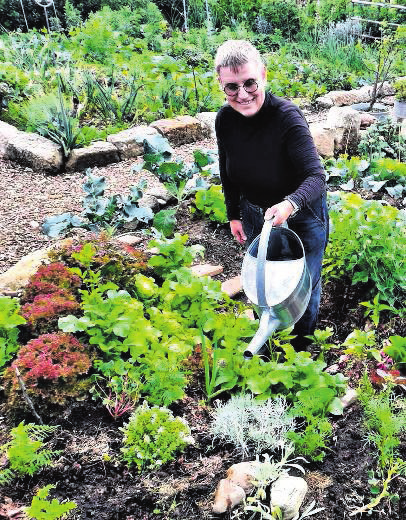 Gartenexpertin Antje Krüger erklärt das Kraterbeet FOTO: DPA-TMN