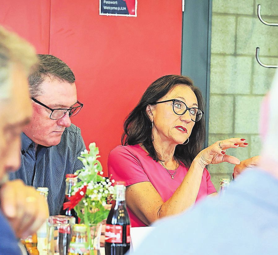Gabriele Steffens und Stefan Doelle vom Weiterbildungsverband sprachen unter anderem über die Integration in den Arbeitsmarkt.