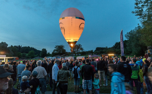 <span id="inbe5">Hunderte Menschen besuchen</span><div id="i75bz">die Lindauer Ballonfiesta.</div>