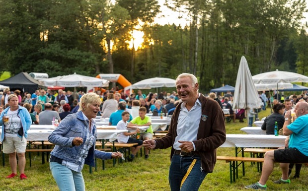 <span id="i6ssva">Auf der Sommerwiese lädt DJ Andy</span><div id="ii5fcl">zum Tanzen ein.</div>