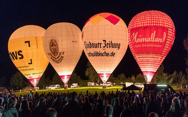<span id="i07ia2">Es ist ein atemberaubender Anblick, wenn die Ballons bei Nacht zu</span><div id="i92drg">glühen beginnen. FOTOS: OH</div>