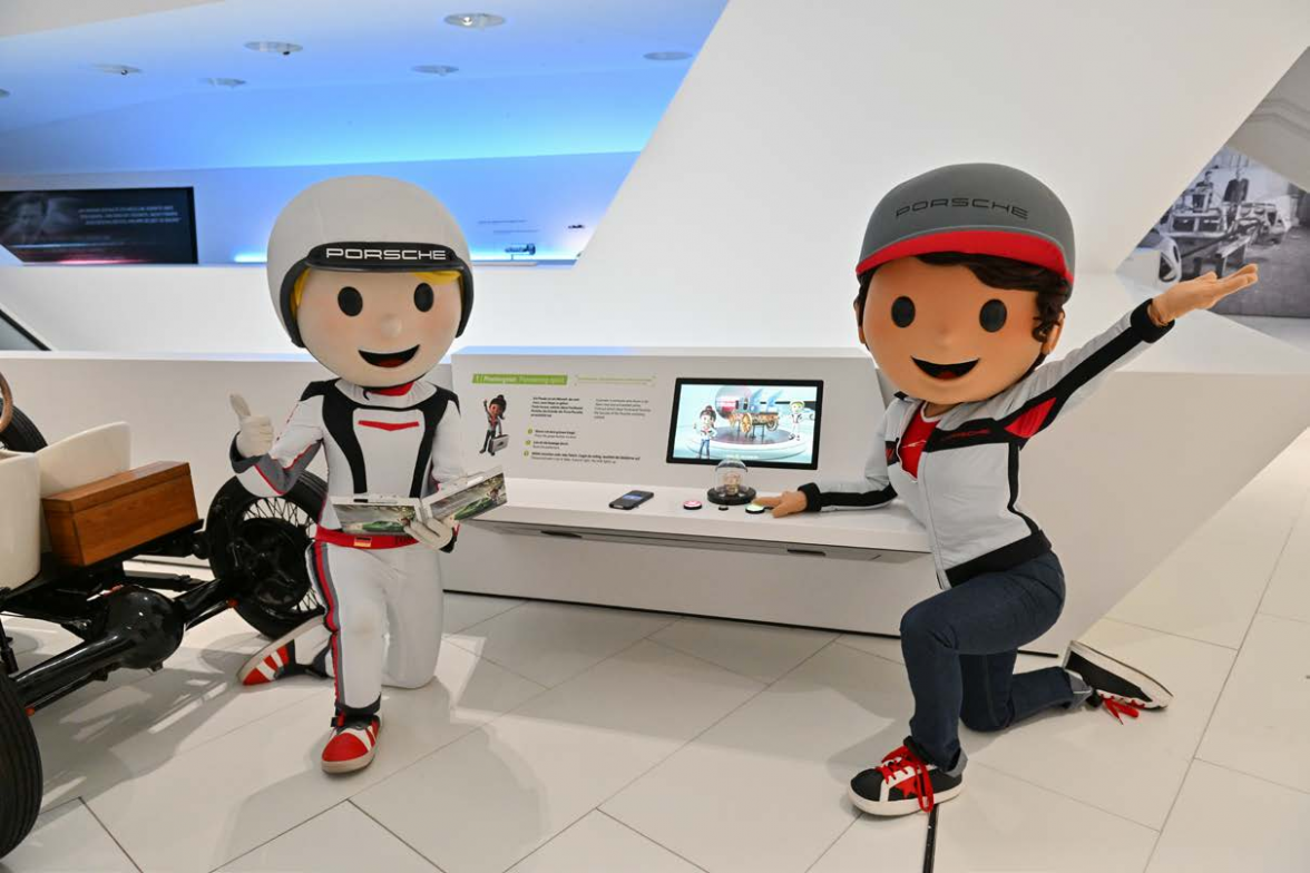 Tom Targa (li.) und Tina Turbo an der Entdeckerstation, die sich dem Thema Pioniergeist widmet. Foto: Porsche Museum