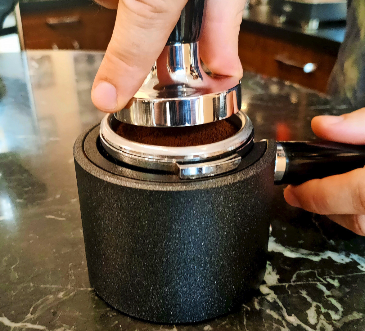 Das Pulver wird mit einem Tamper gepresst.