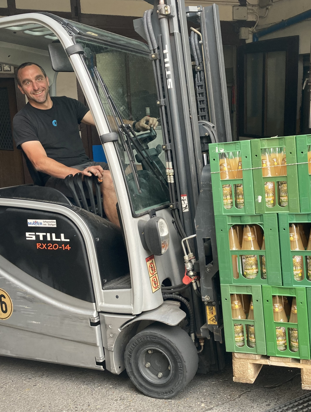 Alexander Mayer fährt um 16 Uhr die Flaschenkisten auf den Hof. Dort warten bereits die LKWs.