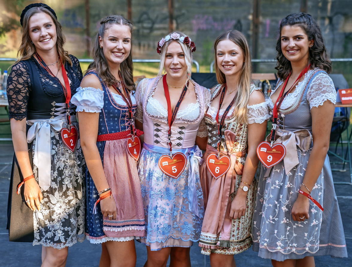 Zu den von der Jury gewählten Kandidatinnen Deborah, Sarah, Laila, Pia und Lara (v. li.) kommt noch eine junge Dame hinzu, die über ein Online-Voting eine Chance erhält. Foto: Thomas Niedermüller