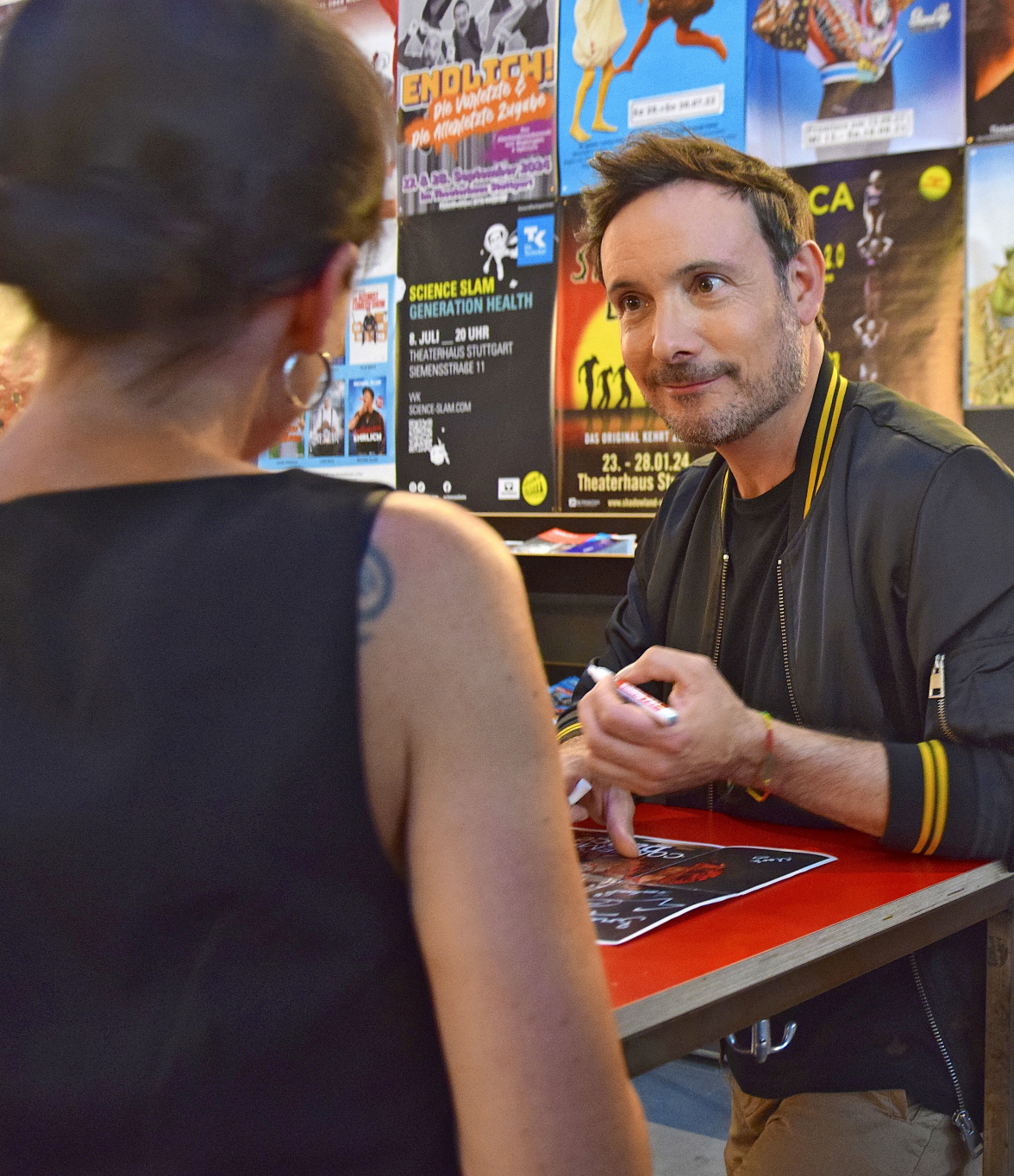 Eric Gauthier gibt Autogramme. Fotos: Petra Mostbacher-Dix