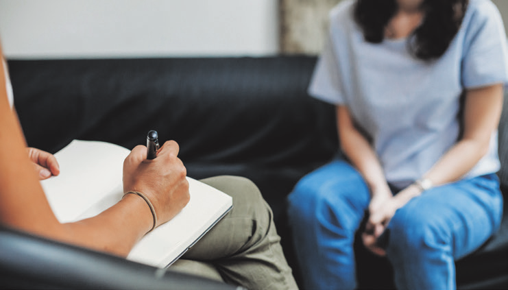 Diagnostiziert wird eine anhaltende Trauerstörung durch ein Gespräch. Foto: Lorenzo Antonucci/Adobe Stock