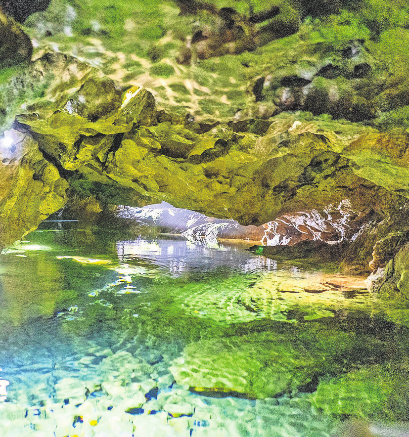 Aussichten, Höhlen, Wasser, Burgen und Schlösser - die Alb bietet von allem etwas. Foto: Gregor Lengler/Schwäbische Alb Tourismus/TMBW, Nicole Hagemann/KWMDE