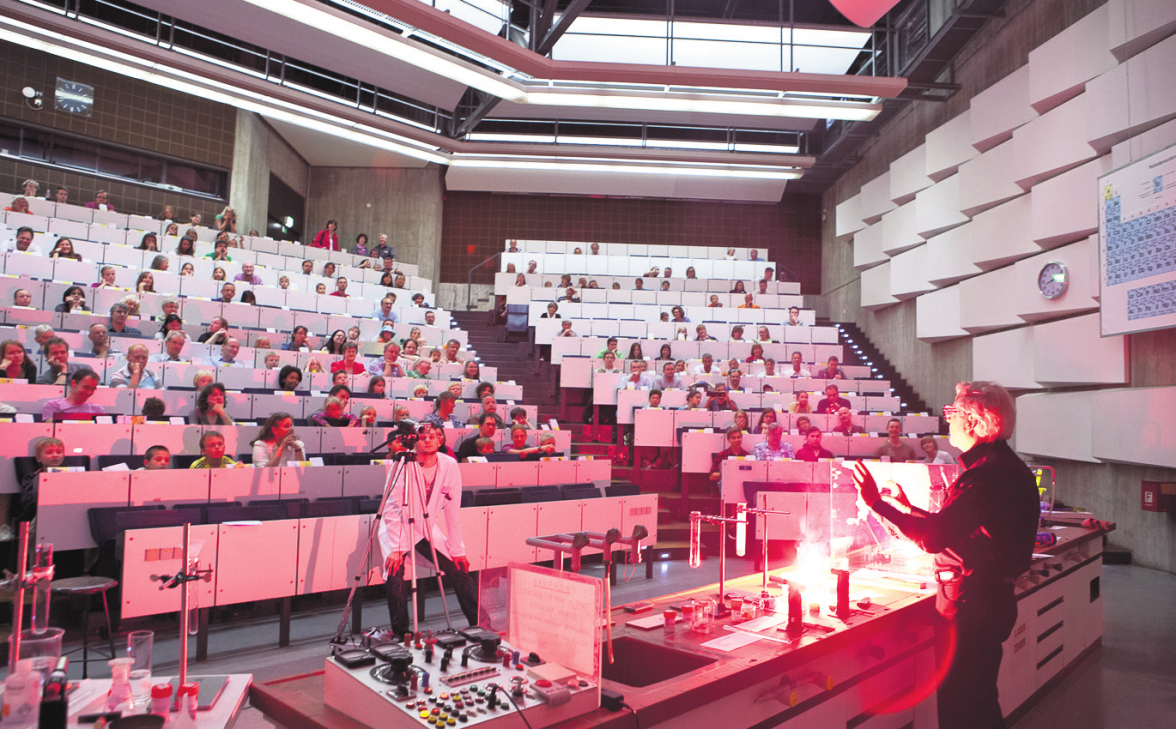 Online-Lernen hin oder her: Die Präsenzveranstaltung spielt noch immer eine wichtige Rolle. Foto: Lichtgut/Andreas Engelhard