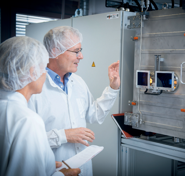 Peter Gluche zeigt Autorin Sigrid Balke (links) die Produktion.