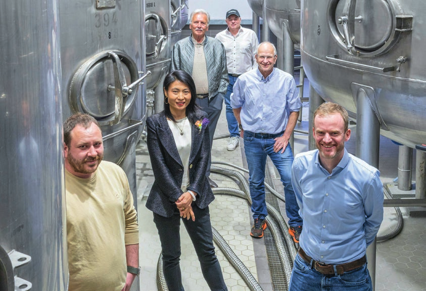 Die Beteiligungsgesellschaft bestehend aus Thorsten Fossler, Otto Menzel, Jochen Friz, Klaus Fossler und Christoph Kumpf. An den Verhandlungen war auch Unternehmensberaterin Xiaoping Zhao Moll (zweite von links) beteiligt.
