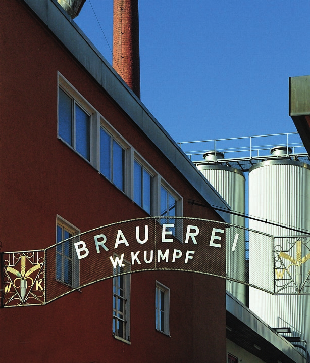 Die Beteiligungsgesellschaft bestehend aus Thorsten Fossler, Otto Menzel, Jochen Friz, Klaus Fossler und Christoph Kumpf. An den Verhandlungen war auch Unternehmensberaterin Xiaoping Zhao Moll (zweite von links) beteiligt. Foto: Kaiser Brauerei