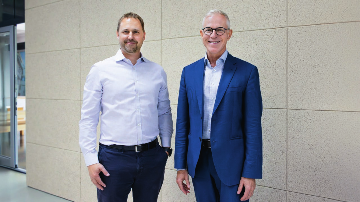 Florian Heuter ist der neue Geschäftsführer der Bossard Deutschland GmbH. Neben ihm der zweite Geschäftsführer Frank Hilgers (rechts). FOTO: UNTERNEHMEN BERUFSANERKENNUNG / ZWH E. V.