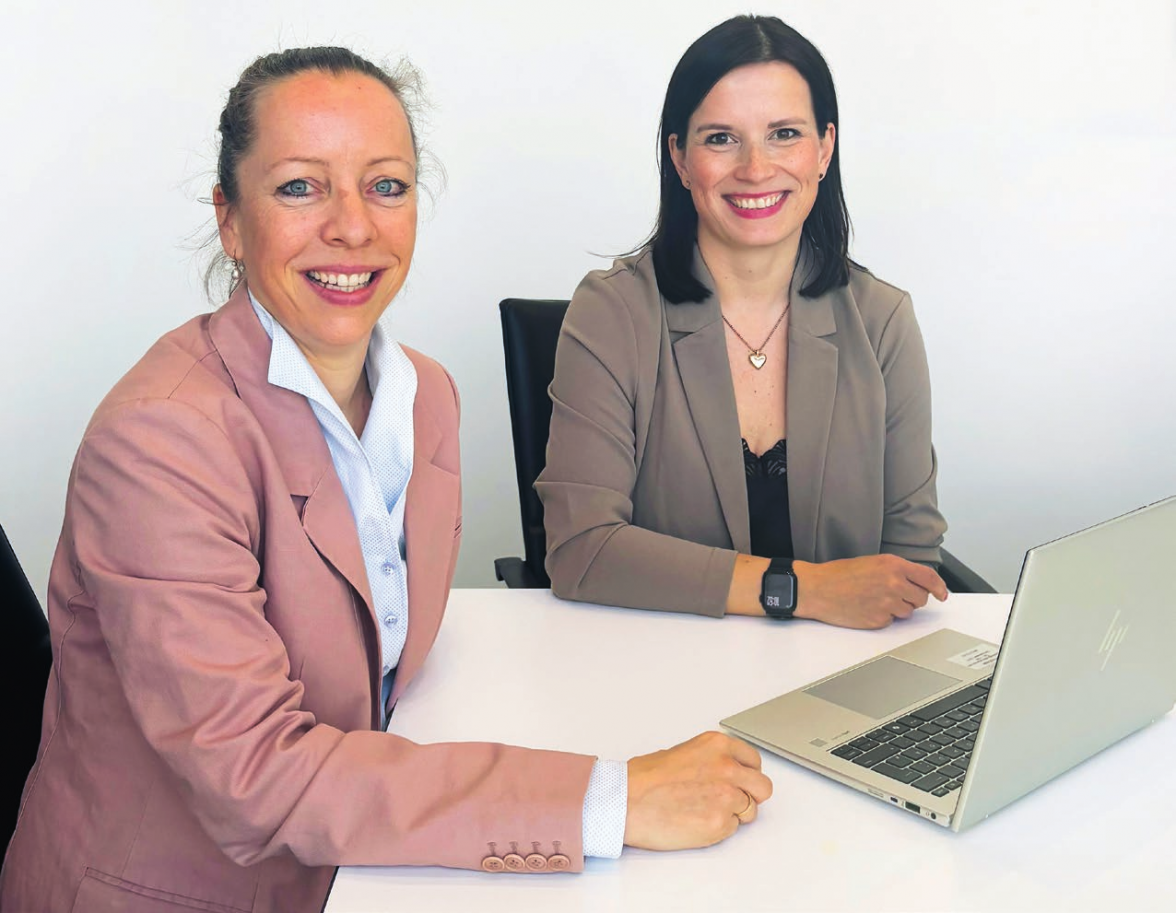 Katharina Drees (I.) ist Senior Managerin Organisationsentwicklung beim Pharmadienstleister Vetter. Die studierte Personalwirtschaftlerin ist Teil eines sechsköpfigen Teams. Ihre Kollegin Anne-Katrin Schumann ist Key Userin Produktionssysteme. FOTO: VETTER PHARMA INTERNATIONAL GMBH / MELANIE GRÜNVOGEL