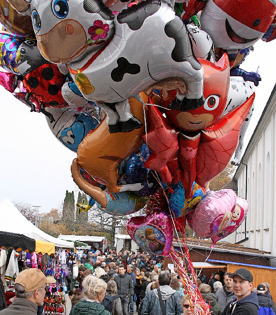 Buntes Treiben und Gedränge beim Martinimarkt