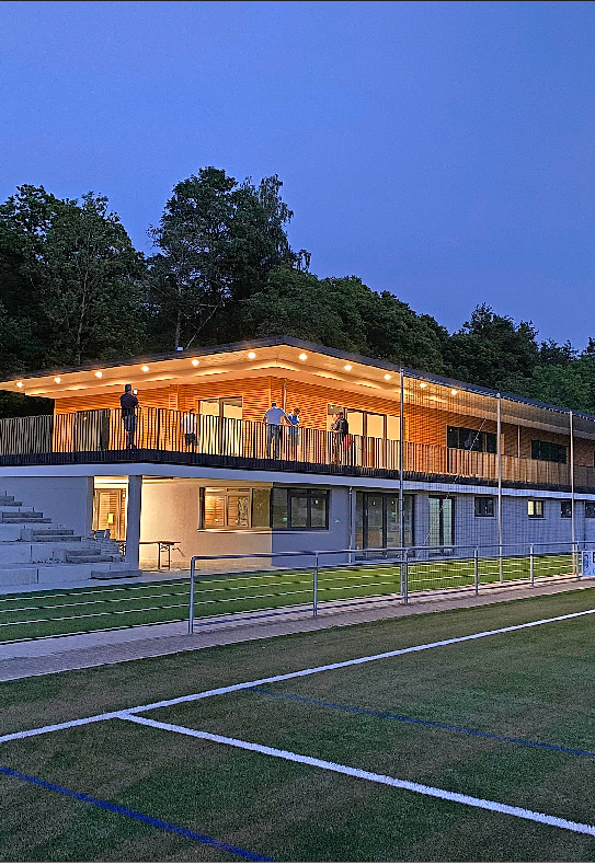 Auch abends eine Augenweide: Im Mondlicht erstrahlt der neue Sportpark. FOTOS: BERND RÖSCH