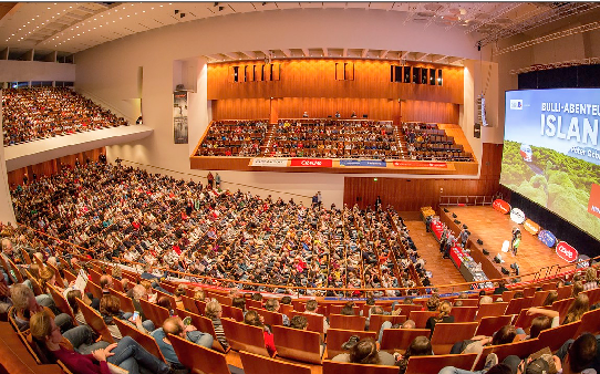 Von allen Plätzen hat man gute Sicht auf die riesige Leinwand.  FOTO: FABIAN GEBERT, MUNDOLOGIA 