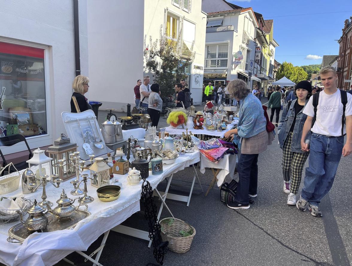 Der Hobbykünstler- und Flohmarkt ist wieder in der Hebelstraße aufgebaut FOTOS: MONIKA WEBER