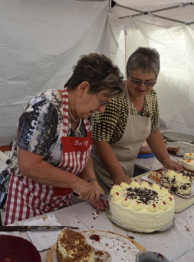 Die Kaffeestube des Frauenvereins bietet eine große Vielfalt an Kuchen und Torten. FOTO: MARKUS MAIER