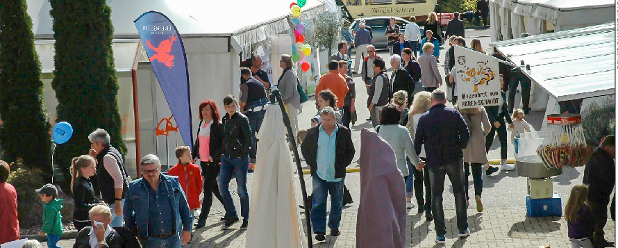 Buntes Treiben auf den Oktobermarkt in Murg. FOTO: BRIGITTE CHYMO