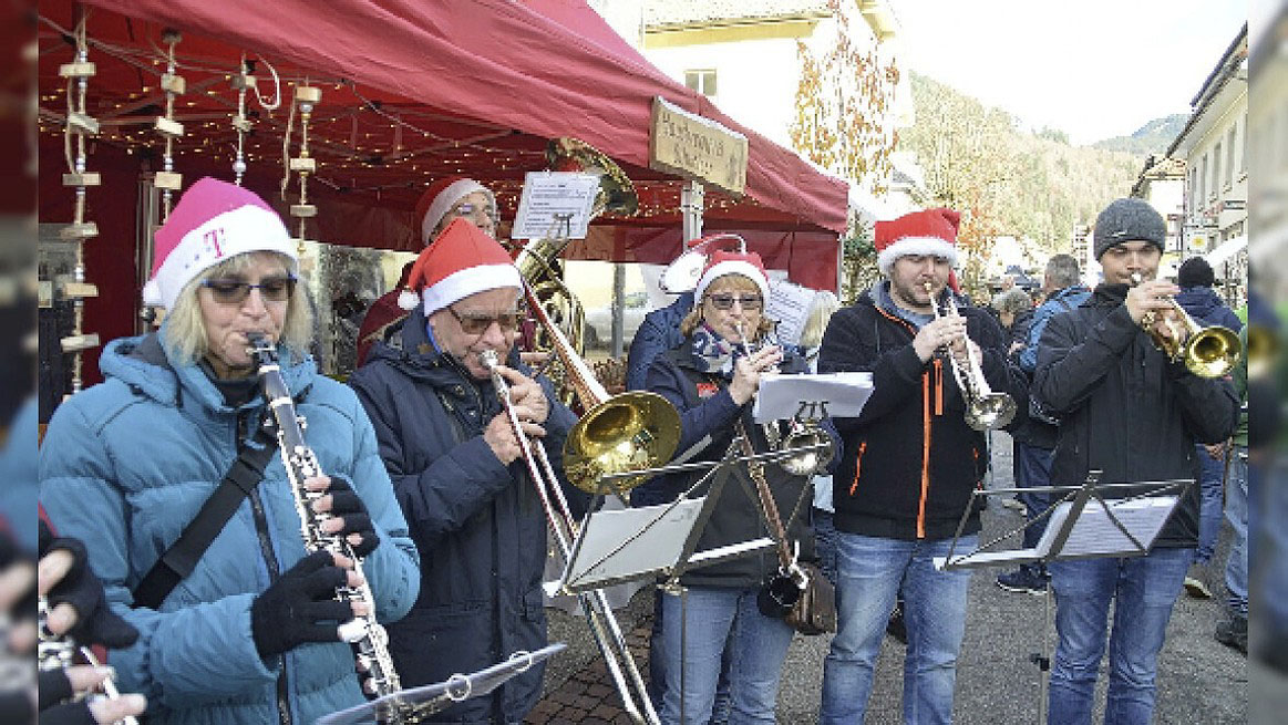 Die Stadtmusik spielt Weihnachtslieder. FOTO: EDGAR STEINFELDER