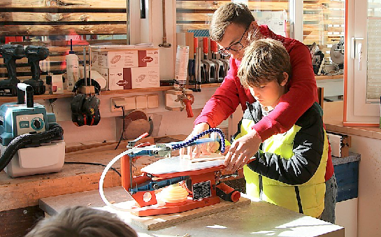 Hinter den Kulissen der „MeGa 25“ können Besucher Arbeitsprozesse hautnah erleben. FOTO: MARKUS SCHÄCHTELE