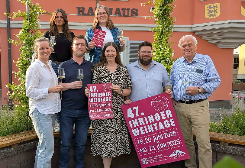 Das neu gegründete Festkomitee: Pia Weschle von der Kaiserstuhl-Touristik, Lea Rieger vom Musikverein (hinten), Jessica Rihm vom Tennisverein, Torsten Kiss vom Winzerkreis, Patricia Volk vom Fanfarenzug, Robert Schneider von der Landjugend und Winfried Strecker vom VfR. FOTO: GEMEINDE IHRINGEN