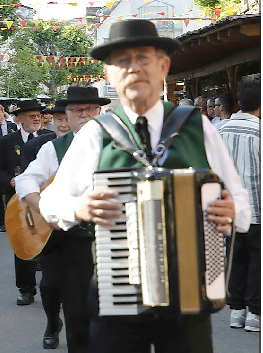 Auch Musikanten gehören zum Bild der Weintage.