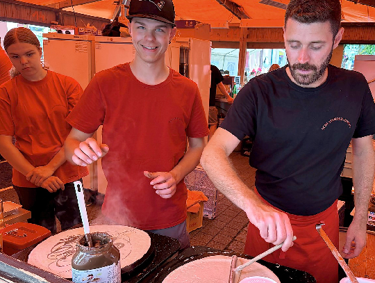 Süße Crêpes und Zopf sowie Herzhaftes wie Chicken Nuggets, Pommes und Gschwellti mit Käse werden beim Schlattholz-Zinken mit Freude für die Gäste zubereitet. FOTO: MONIKA WEBER