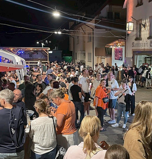 Feststimmung vor dem alten Spritzenhaus FOTO: FEUERWEHR ELZACH