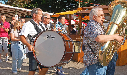Mit dem Einmarsch der Musiker startet das Dorffest Minseln. Foto: Wunderle