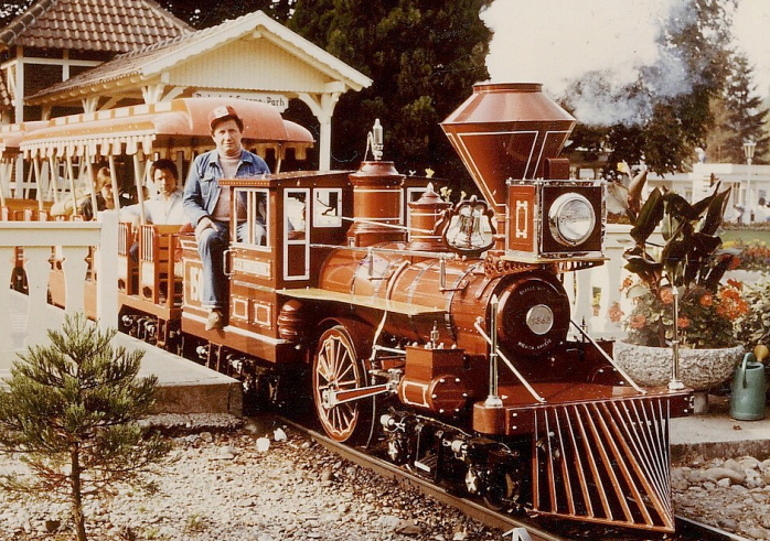 Bitte einsteigen: Bereits bei der Eröffnung 1975 fuhr die Westernbahn, die heute Panoramabahn heißt.FOTO: EUROPA-PARK