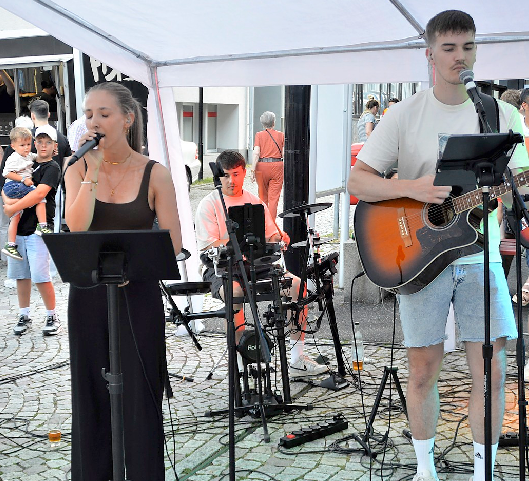 Die junge Band "Aroma" sorgt für musikalischen Schwung.