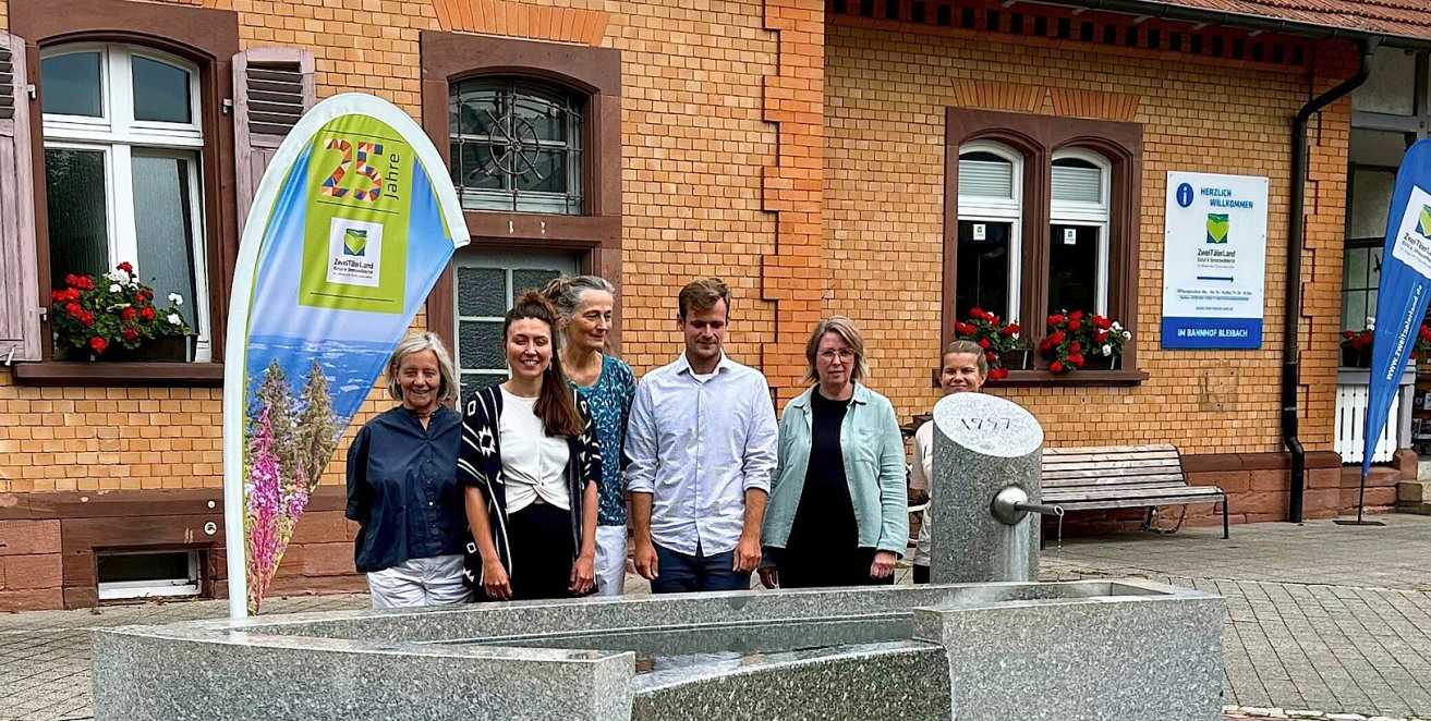 Das Tourismusteam rund um Geschäftsführer Julius Müller (Mitte) kümmert sich um die Gäste im Zweitälerland. FOTO: ELZTAL & SIMONSTAL TOURISMUS