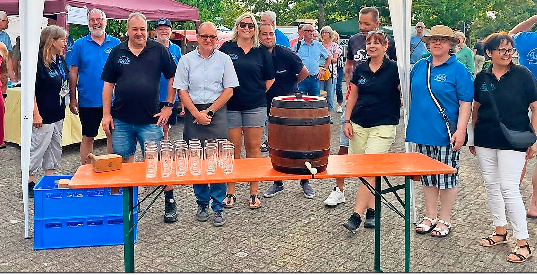 Bürgermeister Friebolin (Mitte) und die Vertreter der Eimeldinger Vereine laden zum Feiern ein. FOTO: DORFFESTGEMEINSCHAFT