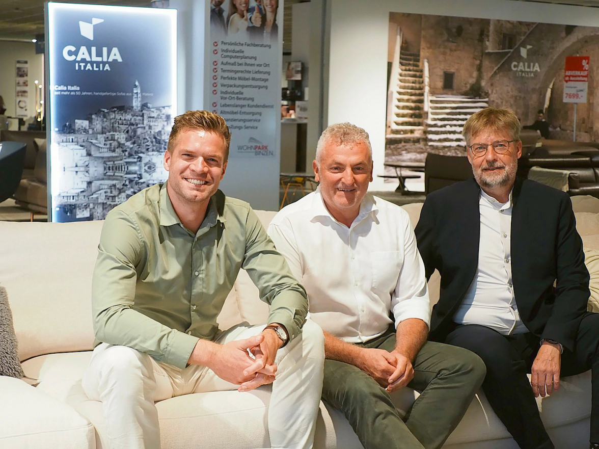 Tobias Kummle, Juniorchef der Unternehmensgruppe, freut sich mit Wohnpark-Geschäftsführer Rudolf Kohlbrenner und Gesamteinkaufsleiter Kurt Pister (von links) über den erneuten Branchensieg des Einrichtungshauses am Dreispitz.