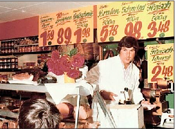Helmut Kohler beim Bedienen an der Wursttheke im Diersburger Markt