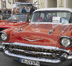 CY57H Eine Vielzahl von Oldtimern wird ausgestellt.