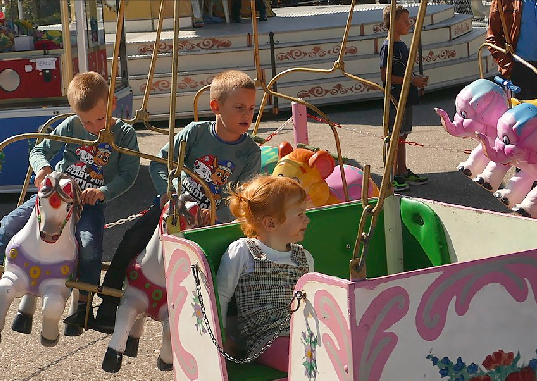 Vor dem Festzelt lockt ein Vergnügungspark. FOTO: FEHR