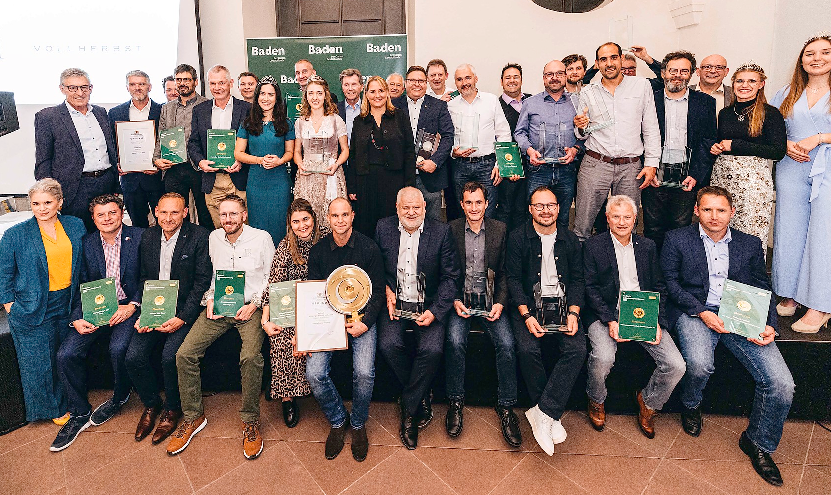 Die ausgezeichneten Winzerinnen, Winzer und Kellermeister mit ihren Urkunden nach der stimmungsvollen Prämierungsfeier