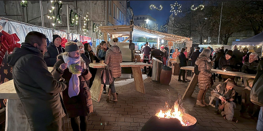 Heimelige Deko und wärmende Feuerschalen sorgen für ein weihnachtliches Ambiente