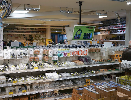 Dazu zählt die Leuchtmittelabteilung im Untergeschoss; dort ist von LED-Leiste bis zur Backofenlampe fast alles zu haben.