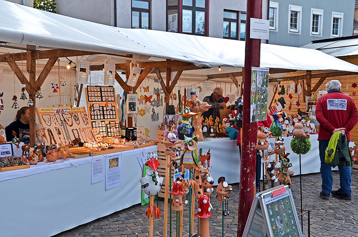 Deko und mehr gibt es auf dem Marktplatz. FOTO: KARIN KAISER