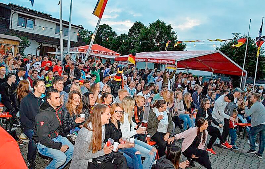 Gute Stimmung herrschte beim Public Viewing in der Huber-Arena in Wallbach bei der Europameisterschaft 2016 BENJAMIN HUBER