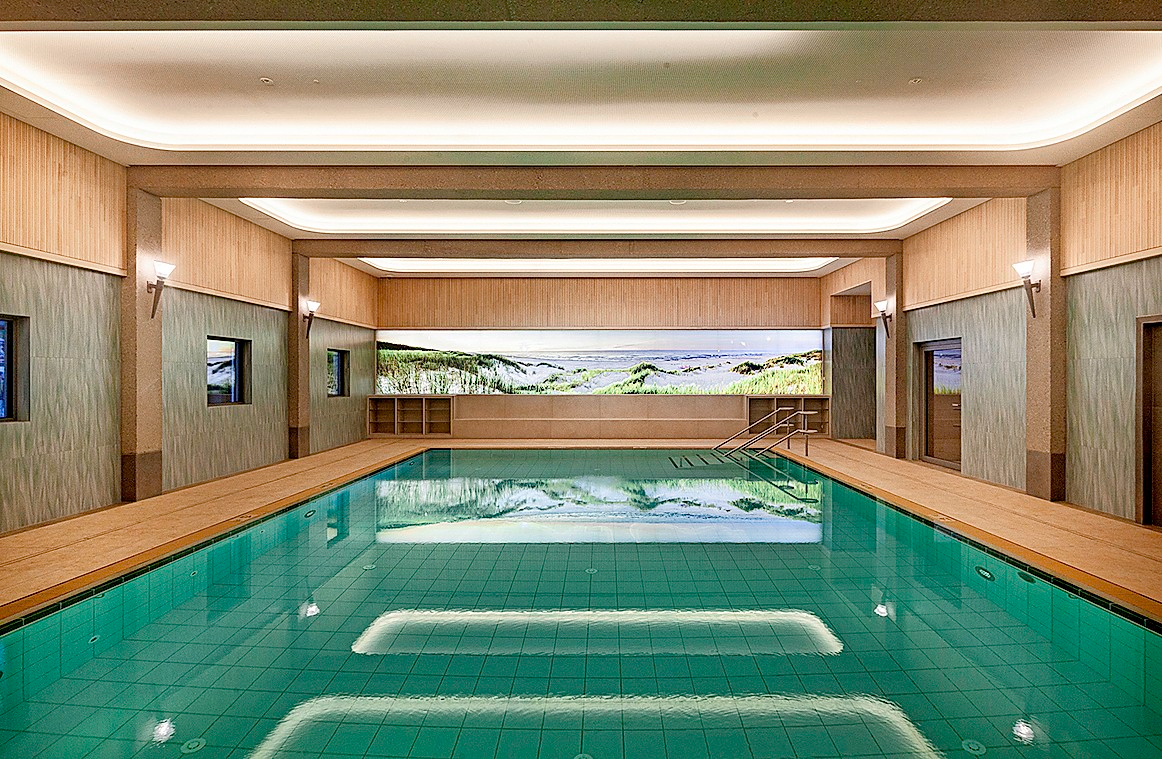 Die neue Dünenhalle kommt durch das hallenbreite Bild eines Strandabschnitts auf Sylt zu ihrem Namen.