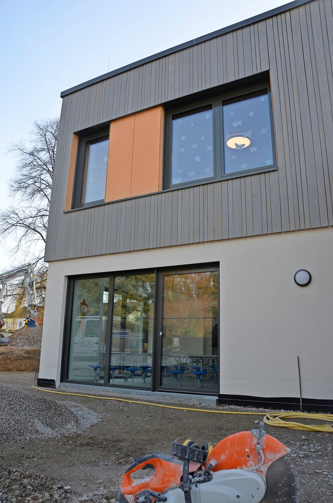 Das neue Kerni-Gebäude Blickfang im Obergeschoss ist großzügig bemessen und hat als eine vorbewitterte Holzfassade.Foto: HESSER