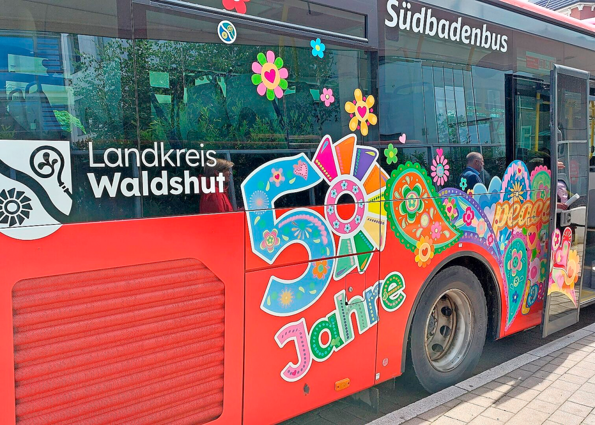 Zwei Linienbusse erinnern an die Anfänge des Landkreises - und an die bunte Zeit der 70er Jahre. LANDRATSAMT