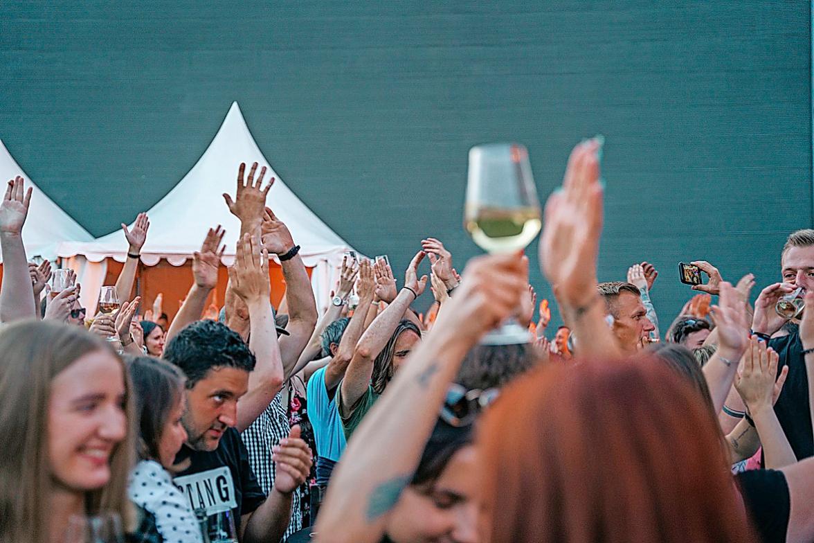 Gute Laune und flüssige Köstlichkeiten, Partystimmung und Musik sind beim Festival garantiert. WG WOLFENWEILER 