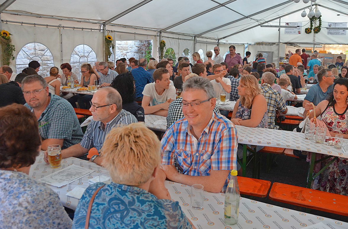 Hier treffen sich Jung und alt: Das Egringer Sommerfest ist ein Publikumsmagnet. ULRICH SENF