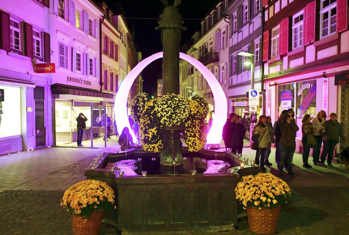 Eine besondere Atmosphäre herrscht in den Abendstunden in der illuminierten Innenstadt. FOTO: WOLFGANG KÜNSTLE